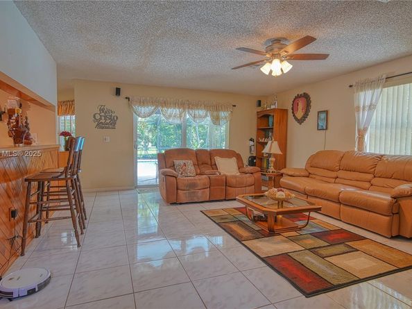 810 Greenbriar Ave, Davie FL 33325