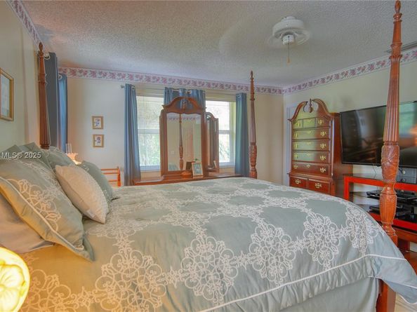 810 Greenbriar Ave, Davie FL 33325
