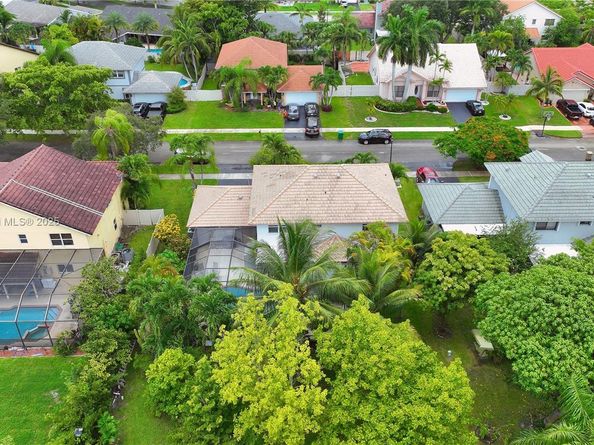 810 Greenbriar Ave, Davie FL 33325