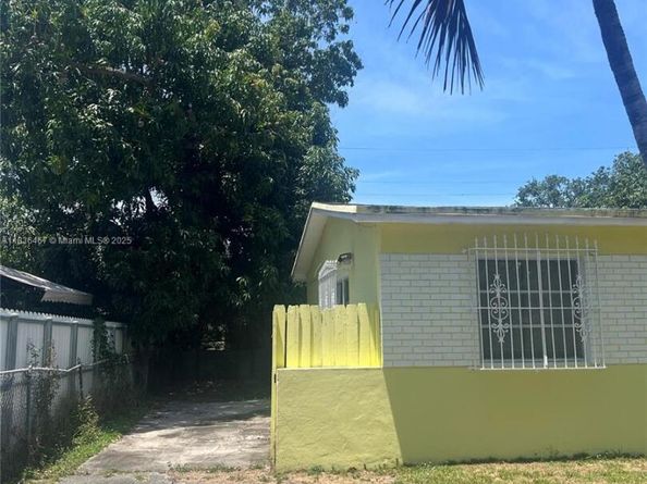 1825 NW 112th St, Miami FL 33167