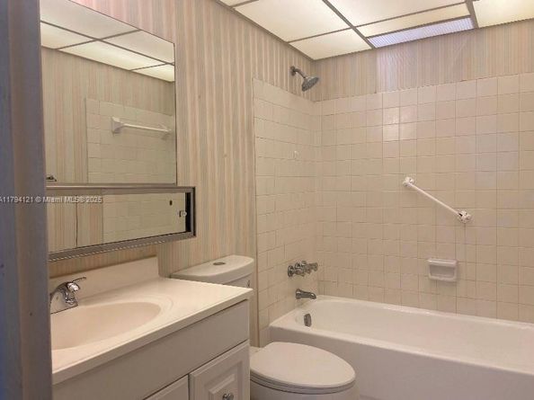 8267 SW 128th St 208, Pinecrest FL 33156
