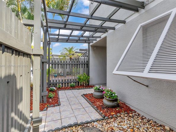 1551 NW 113th Ave, Pembroke Pines FL 33026