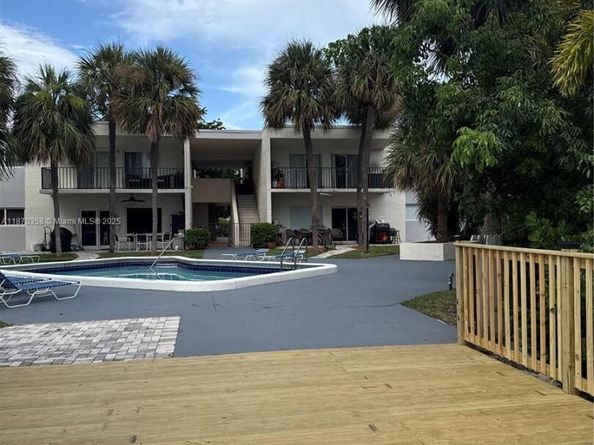 900 Crystal Lake Dr 2B, Deerfield Beach FL 33064