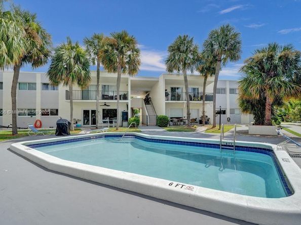 900 Crystal Lake Dr 2B, Deerfield Beach FL 33064