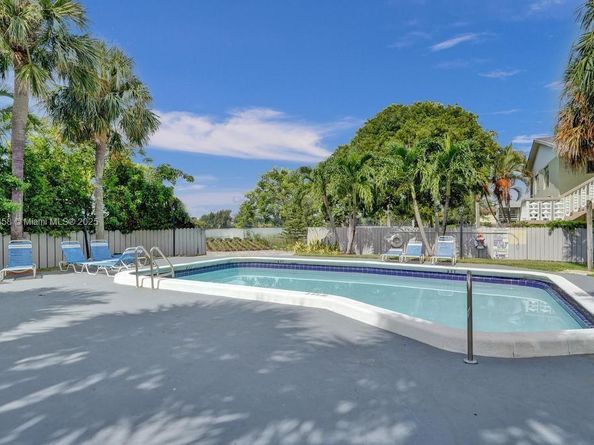 900 Crystal Lake Dr 2B, Deerfield Beach FL 33064