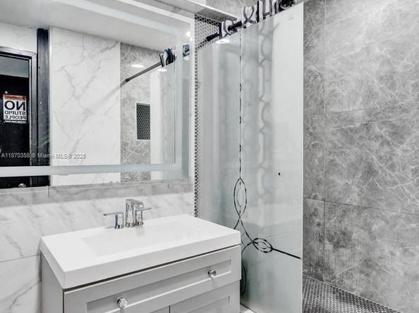 900 Crystal Lake Dr 2B, Deerfield Beach FL 33064