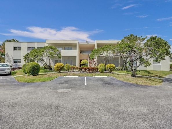 900 Crystal Lake Dr 2B, Deerfield Beach FL 33064