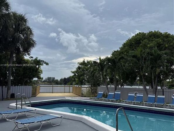 900 Crystal Lake Dr 2B, Deerfield Beach FL 33064