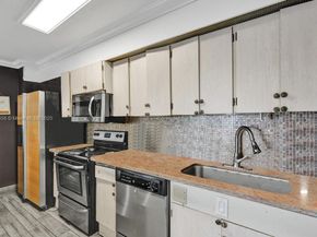 900 Crystal Lake Dr 2B, Deerfield Beach FL 33064