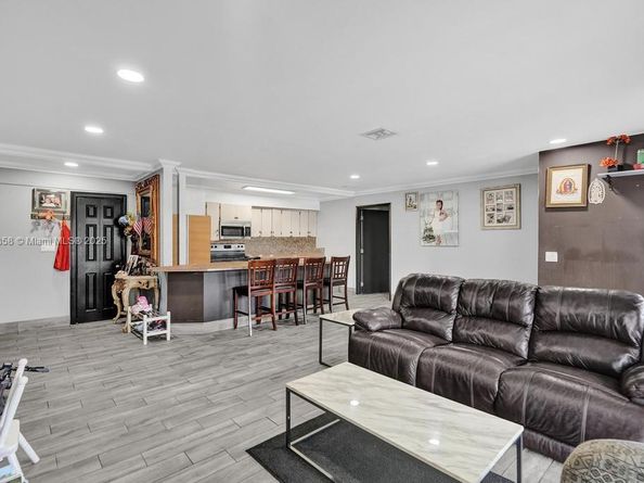 900 Crystal Lake Dr 2B, Deerfield Beach FL 33064