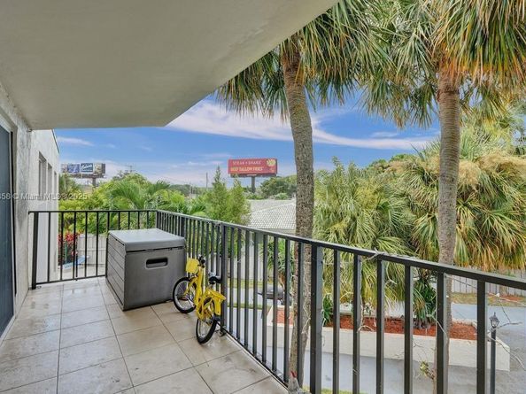 900 Crystal Lake Dr 2B, Deerfield Beach FL 33064