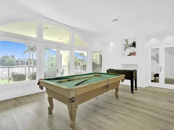929 N Southlake Dr, Hollywood FL 33019