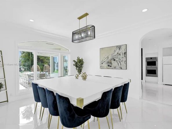 929 N Southlake Dr, Hollywood FL 33019