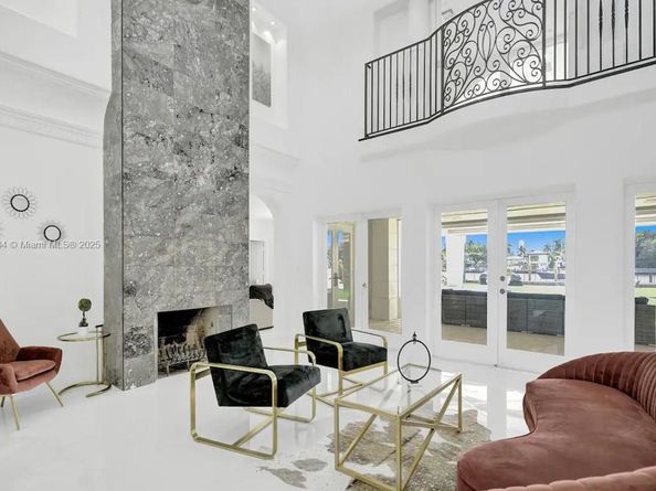929 N Southlake Dr, Hollywood FL 33019