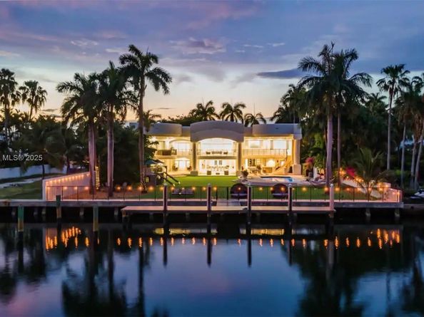 929 N Southlake Dr, Hollywood FL 33019