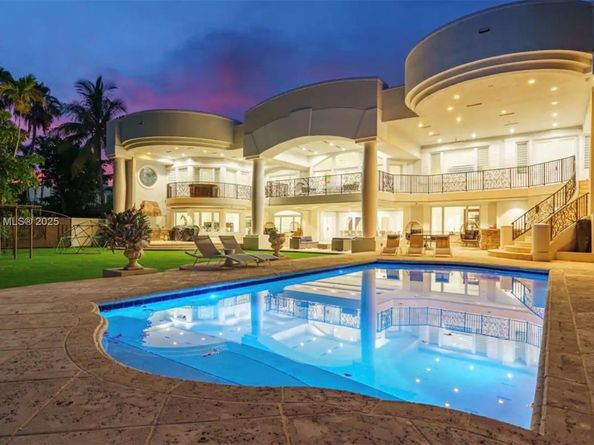 929 N Southlake Dr, Hollywood FL 33019