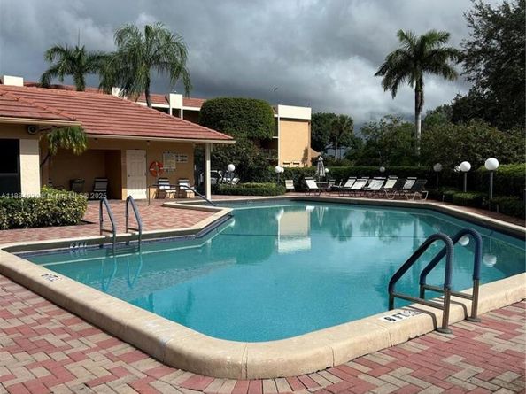 6011 Coral Lake Dr 111, Margate FL 33063