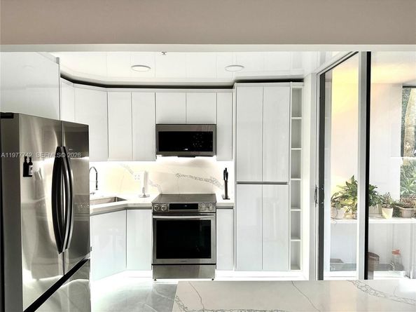 671 NE 195th St 205E, Miami FL 33179