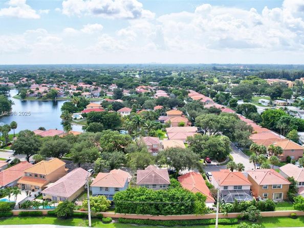 573 NW 135th Ter, Plantation FL 33325
