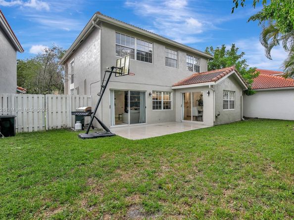 573 NW 135th Ter, Plantation FL 33325