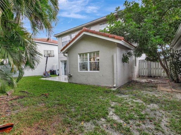 573 NW 135th Ter, Plantation FL 33325