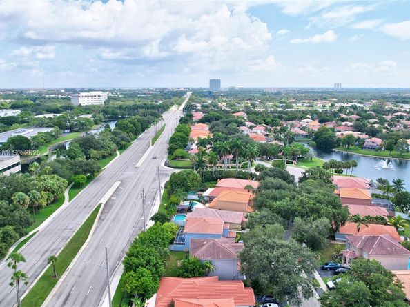 573 NW 135th Ter, Plantation FL 33325