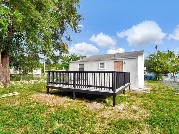 585 NW 51st St, Miami FL 33127