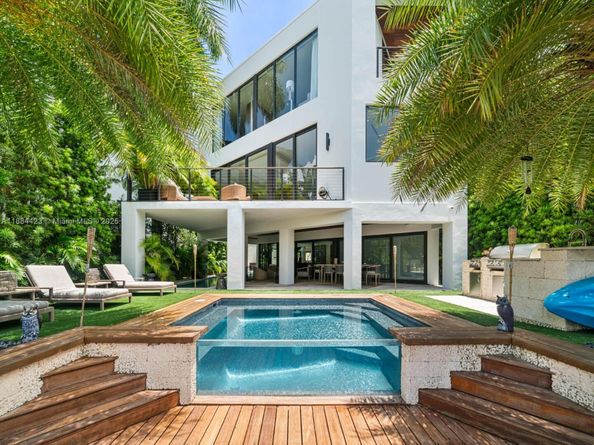 1755 Fairhaven Pl, Miami FL 33133