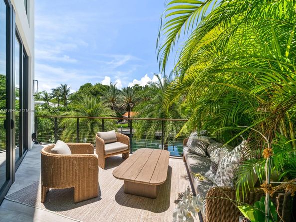 1755 Fairhaven Pl, Miami FL 33133
