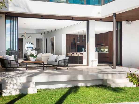 1510 Stillwater Dr, Miami Beach FL 33141