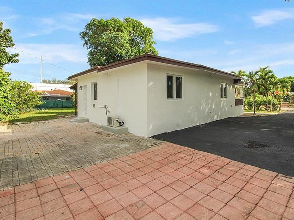 745 NW 140th St, Miami FL 33168