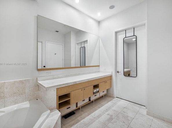 900 Brickell Key Blvd 2005, Miami FL 33131