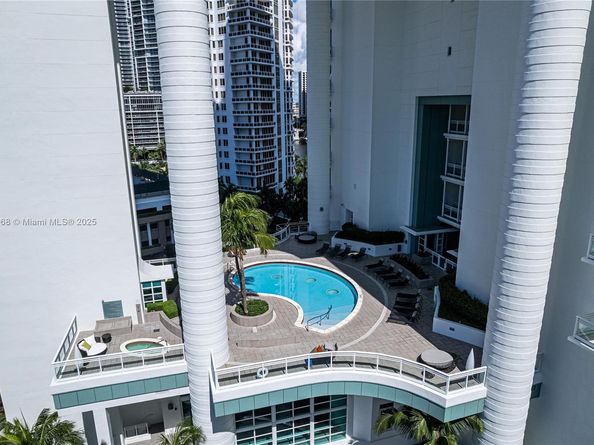 900 Brickell Key Blvd 2005, Miami FL 33131