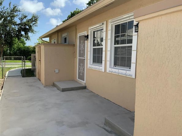 512 SW 10th St, Hallandale Beach FL 33009