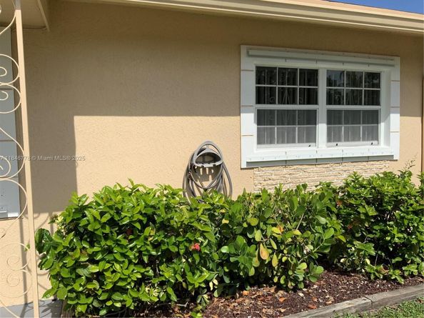 512 SW 10th St, Hallandale Beach FL 33009