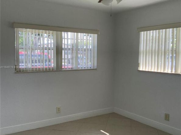512 SW 10th St, Hallandale Beach FL 33009