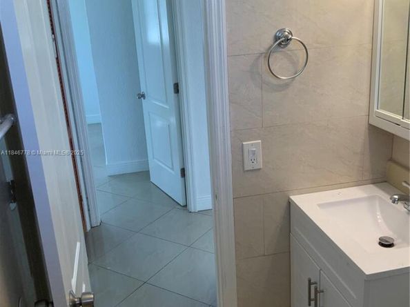 512 SW 10th St, Hallandale Beach FL 33009