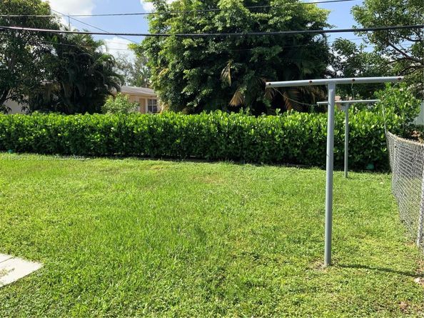 512 SW 10th St, Hallandale Beach FL 33009
