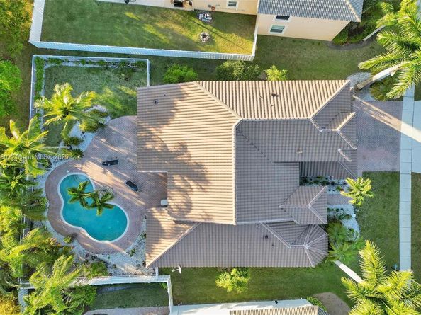 1322 NW 139th Ave, Pembroke Pines FL 33028
