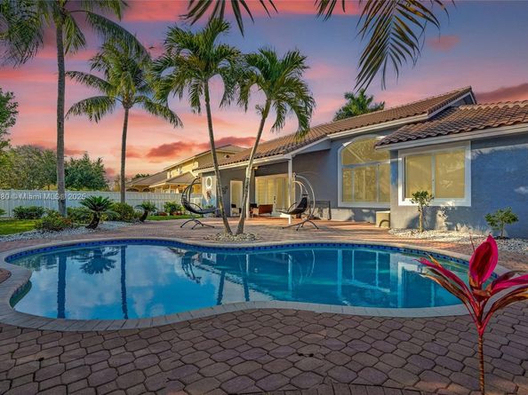 1322 NW 139th Ave, Pembroke Pines FL 33028