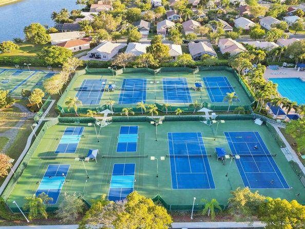 1322 NW 139th Ave, Pembroke Pines FL 33028
