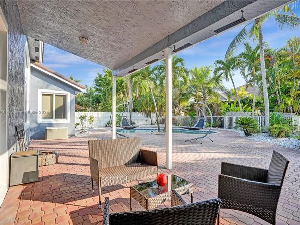 1322 NW 139th Ave, Pembroke Pines FL 33028