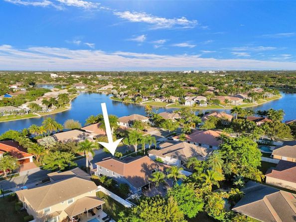 1322 NW 139th Ave, Pembroke Pines FL 33028