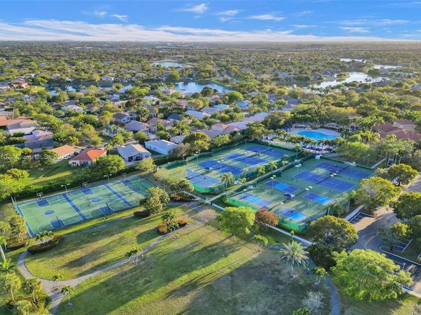 1322 NW 139th Ave, Pembroke Pines FL 33028