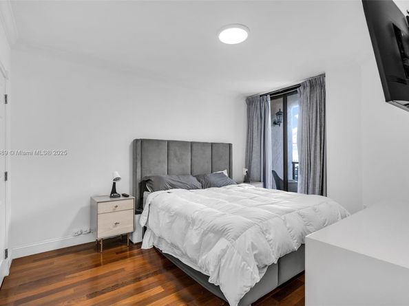 540 Brickell Key Dr 1813, Miami FL 33131