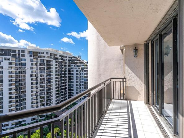 540 Brickell Key Dr 1813, Miami FL 33131