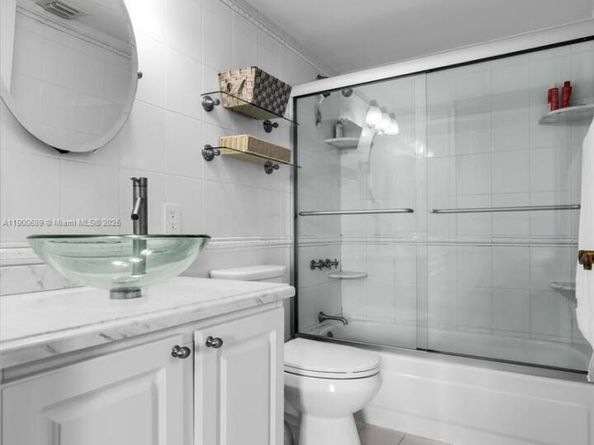 540 Brickell Key Dr 1813, Miami FL 33131