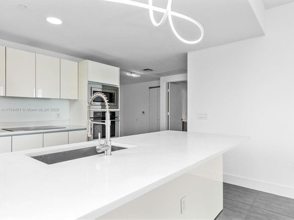 460 NE 28th St 808, Miami FL 33137