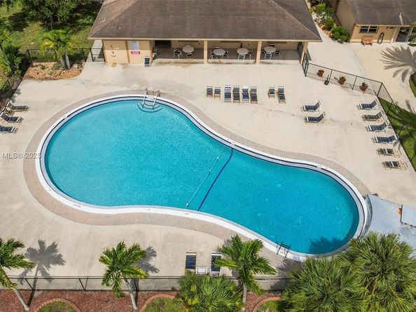 8611 SW 20th St, Davie FL 33324