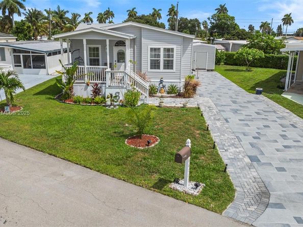 8611 SW 20th St, Davie FL 33324